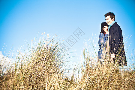 在沙丘上站着的夫妇伯恩茅斯多塞特联合王国图片