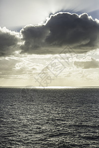 灰海和日光云图片