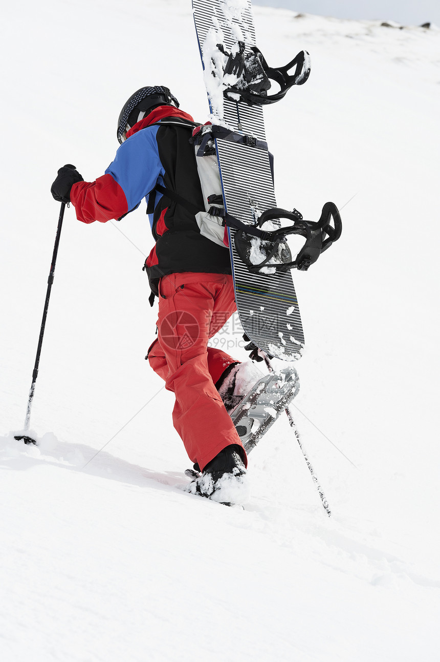 奥地利贝古尔堡山上走的成人中年滑雪运动员图片