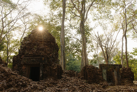 太阳照耀寺庙废墟柬埔寨高克PrasatThomKokKer图片