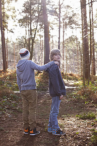 双兄弟在树林里站一起图片