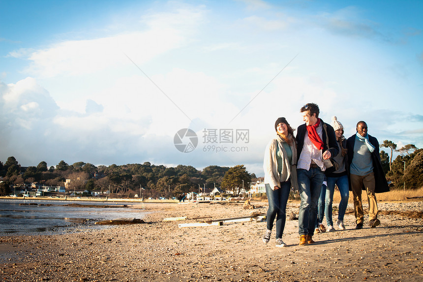 五个成年朋友在海滩散步图片