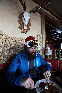 享受餐厅饭食的滑雪运动员奥地利蒂罗尔图片