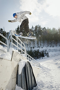 滑雪运动员从栏杆向后跳图片