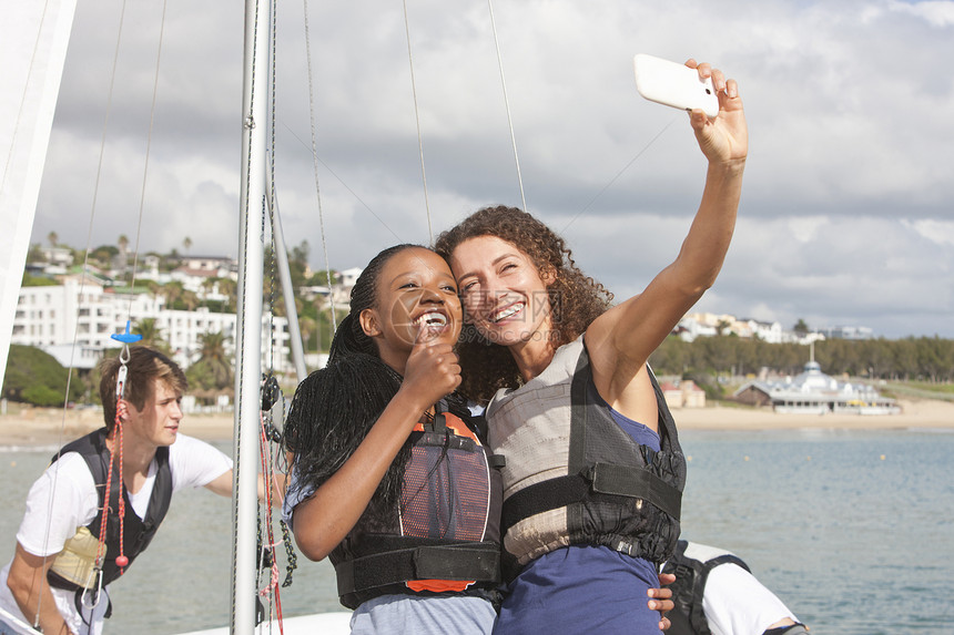 两个年轻女女人在帆船前自拍图片