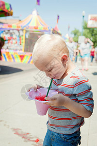 小孩在游乐场喝饮料图片