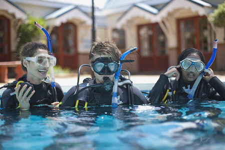 3名年轻成潜水员在游泳池接受培训图片