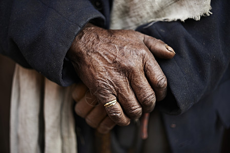 紧握着手的尼泊尔加德满都Thamel老人图片