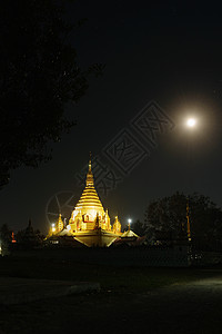 庙宇和夜晚的满月缅甸因勒湖NyaungShwe图片