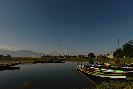 缅甸内尔湖NyaungShweNyaungShwe黄昏时水路渔船图片
