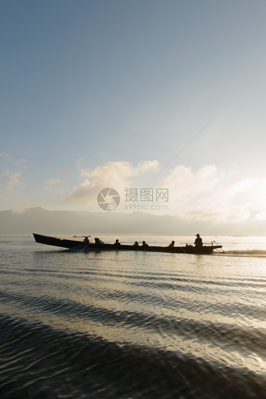 缅甸因勒湖NyaungShwe湖上的船剪影图片