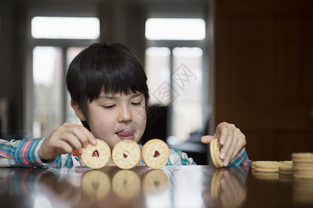 男孩玩饼干图片