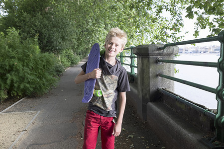 携带滑板的男孩图片