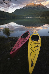 白湾湖省级公园湖边的皮艇高清图片