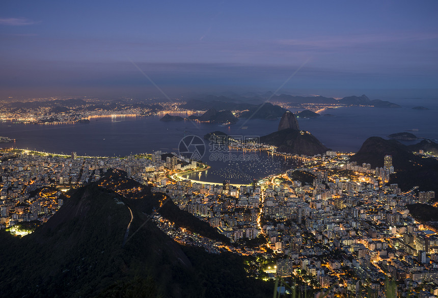 俯瞰巴西里约热内卢的夜景图片