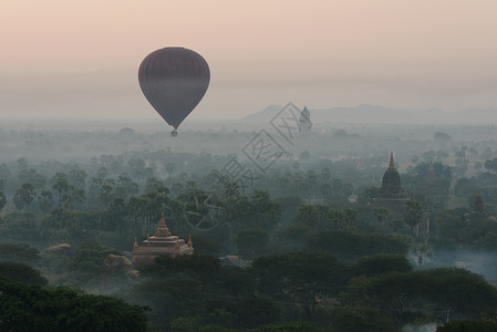 缅甸巴根寺庙上方的热气球图片