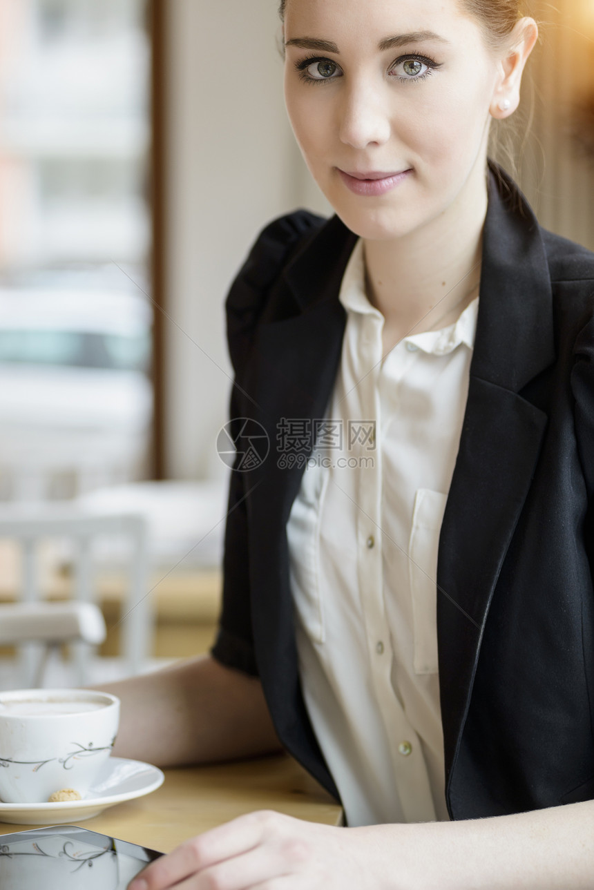 在咖啡馆喝咖啡的年轻女商人图片