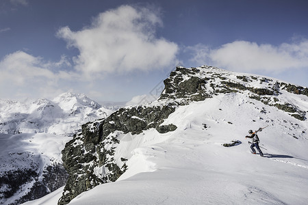 科瓦奇准备步行到山顶的成年男性滑雪者背景