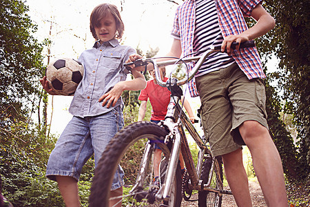 自行车和足球的男孩图片