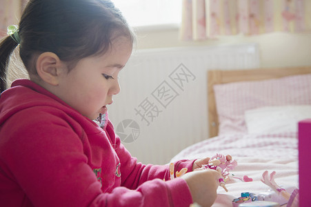 女孩在家玩玩具图片