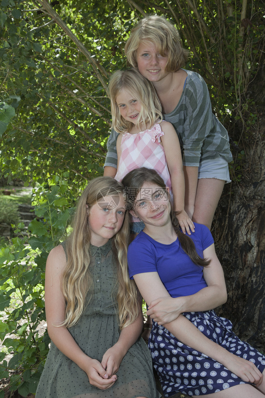 靠着树的四个女孩图片
