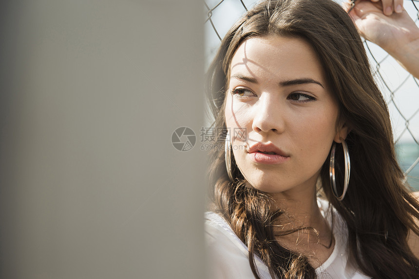戴耳环的年轻女人图片