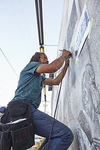 非裔美国男喷绘艺术家在画壁画图片