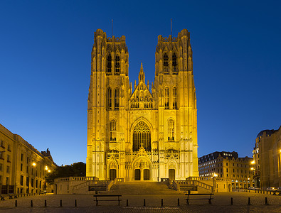 比利时布鲁塞尔晚上的圣迈克尔和古杜拉教堂图片