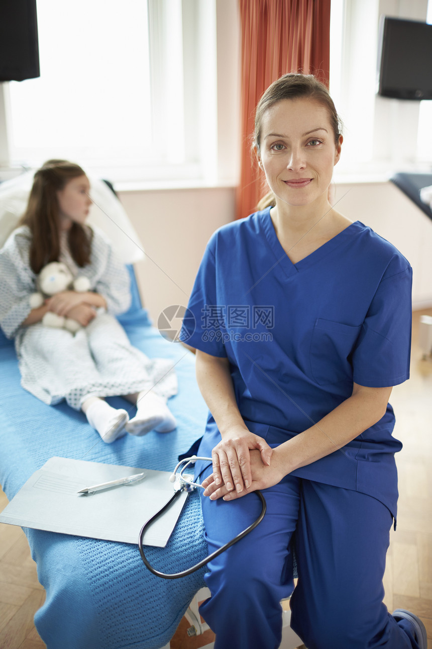 护士坐在病人床边图片
