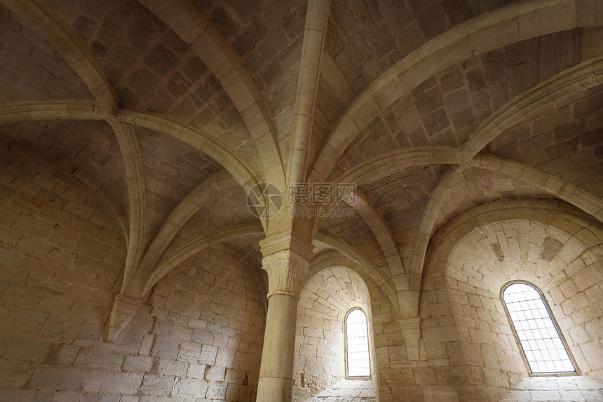 西班牙加泰罗尼亚艾瓜穆尔西亚圣克鲁斯修道院哥特式回廊图片