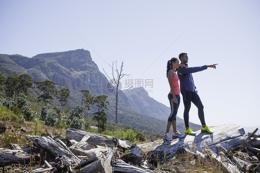 青年慢跑者享受着山顶风景图片
