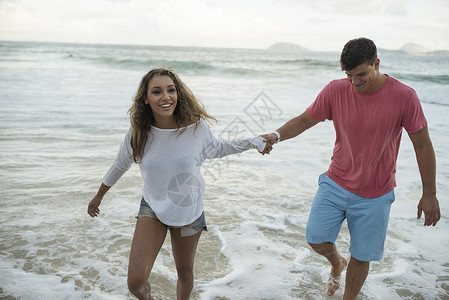 巴西里约热内卢伊帕马海滩上的情侣图片
