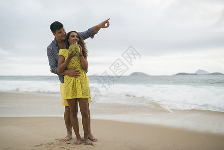 巴西里约热内卢伊帕马海滩喝椰汁的年轻夫妇图片