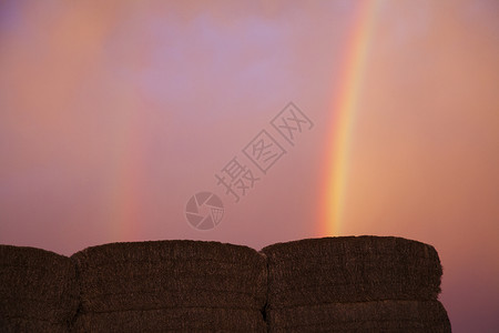 澳大利亚黄昏时的干草堆和彩虹图片