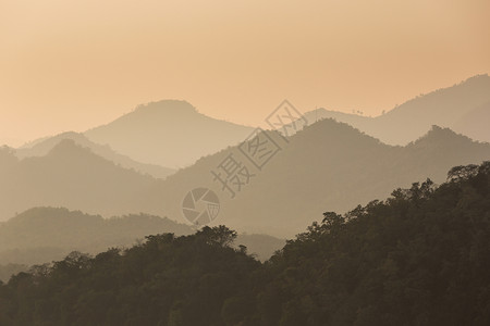 东南亚的雨林和山丘图片