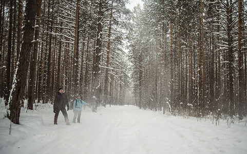 夫妇来到雪覆盖的森林图片