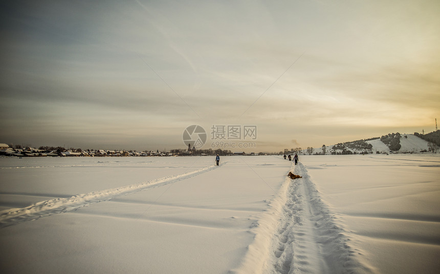 日落时俄罗斯被雪覆盖的地面图片