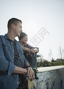 在滑板场坐一起的年轻人图片