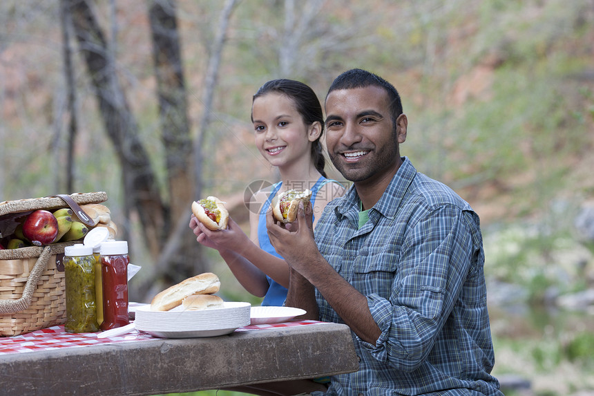 户外露营的父亲和女儿吃汉堡图片