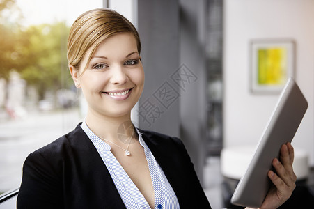 商业女精英手拿平板电脑图片