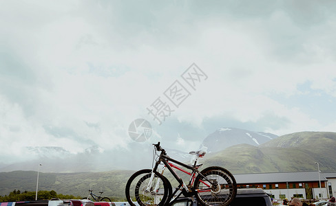 苏格兰高地停车场屋顶架上的山地自行车高清图片