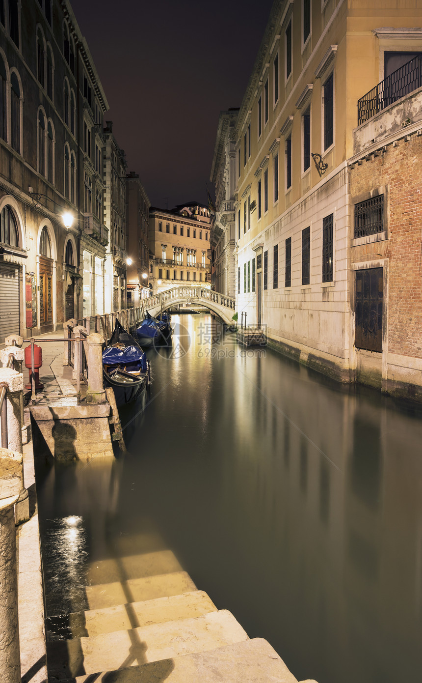 威尼斯夜晚的城市景色图片