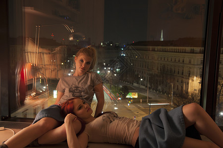 两个女人在奥地利维也纳旅馆窗边上休息图片