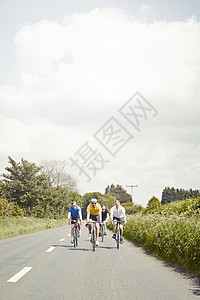 科茨沃尔德方式骑自行车的运动员们背景