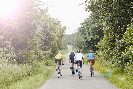 科茨沃尔德方式骑自行车的选手们背影背景