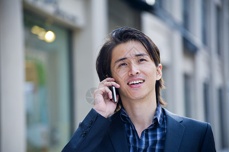 中年男子在街道上打电话图片