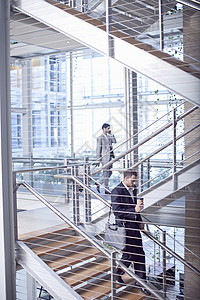会议中心楼梯上的两名青年商人图片