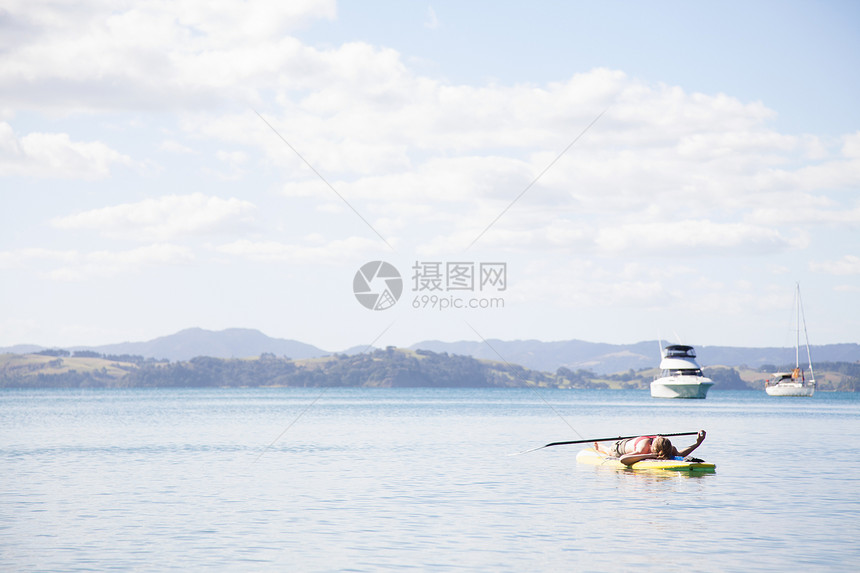 成年女性躺在浆板上晒日光浴图片