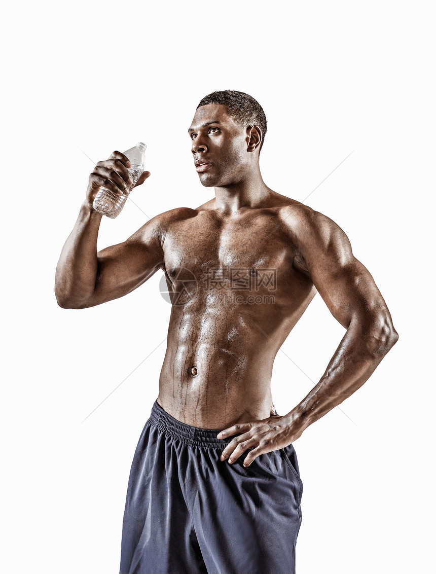 喝水的肌肉男性肖像图片