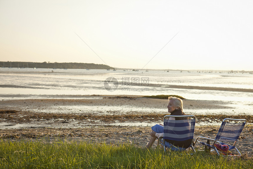 老年女子在沙滩上放松图片